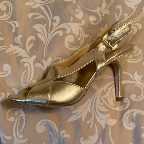 NWTs Michael Kors Gold Soft Leather Heels - Picture 5 of 6